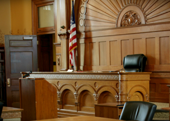 Juízes são demitidos nos EUA por trocarem mensagens com promotores